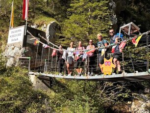 Die Springerinnen des interkommunalen Personalpools beim gemeinsamen Vernetzungsausflug in die Tscheppaschlucht.