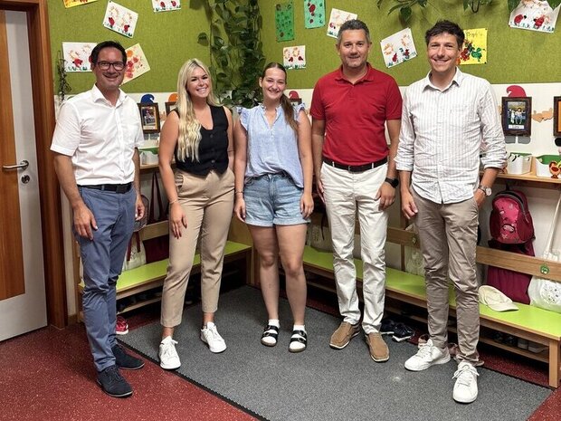 Fünf Personen stehen nebeneinander in einem Raum mit grüner Wandgestaltung. Alle lächeln in die Kamera. (v.l.n.r.) LAbg. Bgm. R. Rull, K. Kropfitsch, MA, T. Kassin, Mag. (FH) M. Sternig, MA, Amtsleiter Ch. Enzi, BA. Sie sind Vertreter:innen der Gemeinden und des Gemeinde-Servicezentrums beim Start des interkommunalen Personalpools.